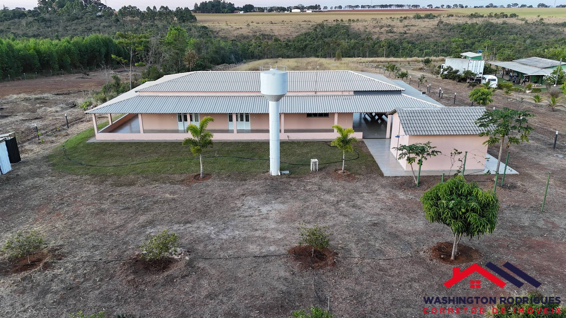 Fazenda à venda com 6 quartos, 500m² - Foto 1